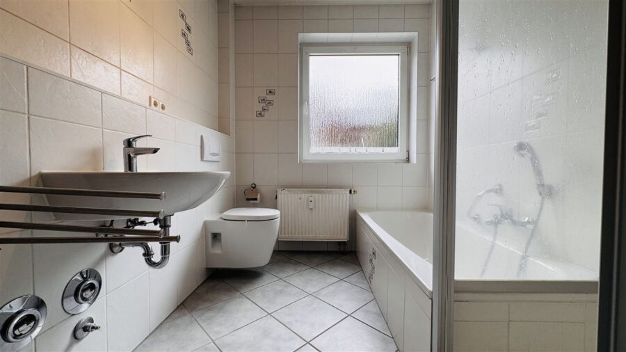 (R)eserviert!Gepflegte Etagenwohnung in hervorragender Wohnlage mit Carport - Badezimmer Wanne / Dusche